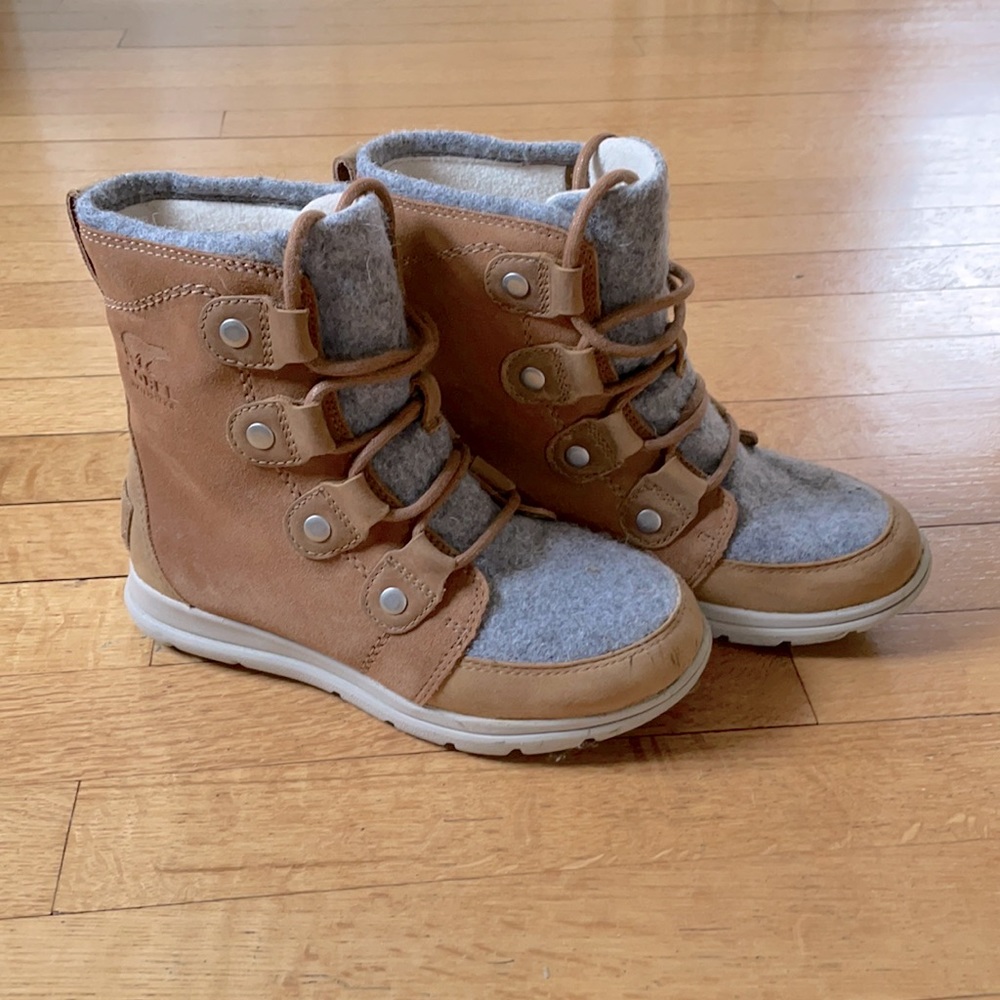 Women’s Sorel snow boots, tan leather with gray felt.  Size 5.